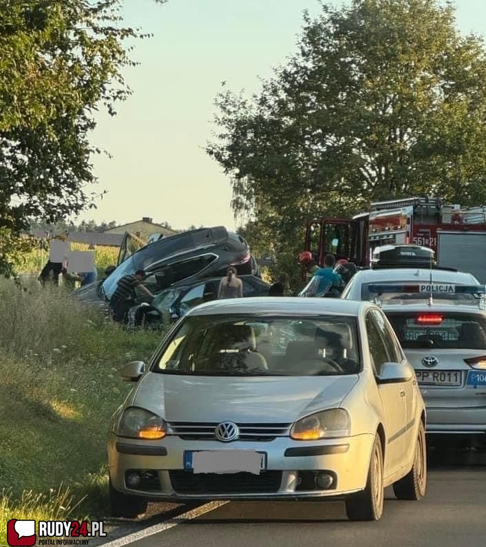 Wypadek w Jankowicach. Zderzyły się 3 samochody. 7 osób jest poszkodowanych, 3 są w ciężkim stanie 